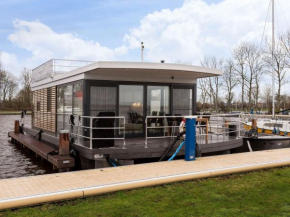 luxury houseboat with roof terrace and stunning views over the Sneekermeer